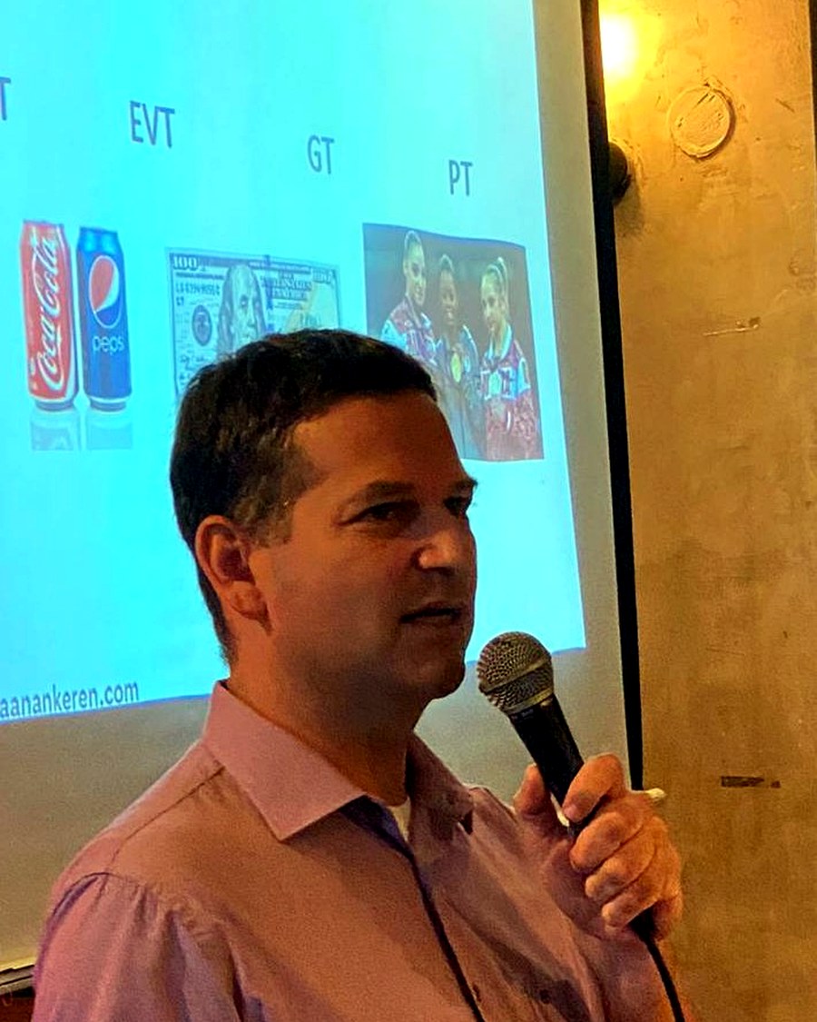Raanan Keren presenting a lecture